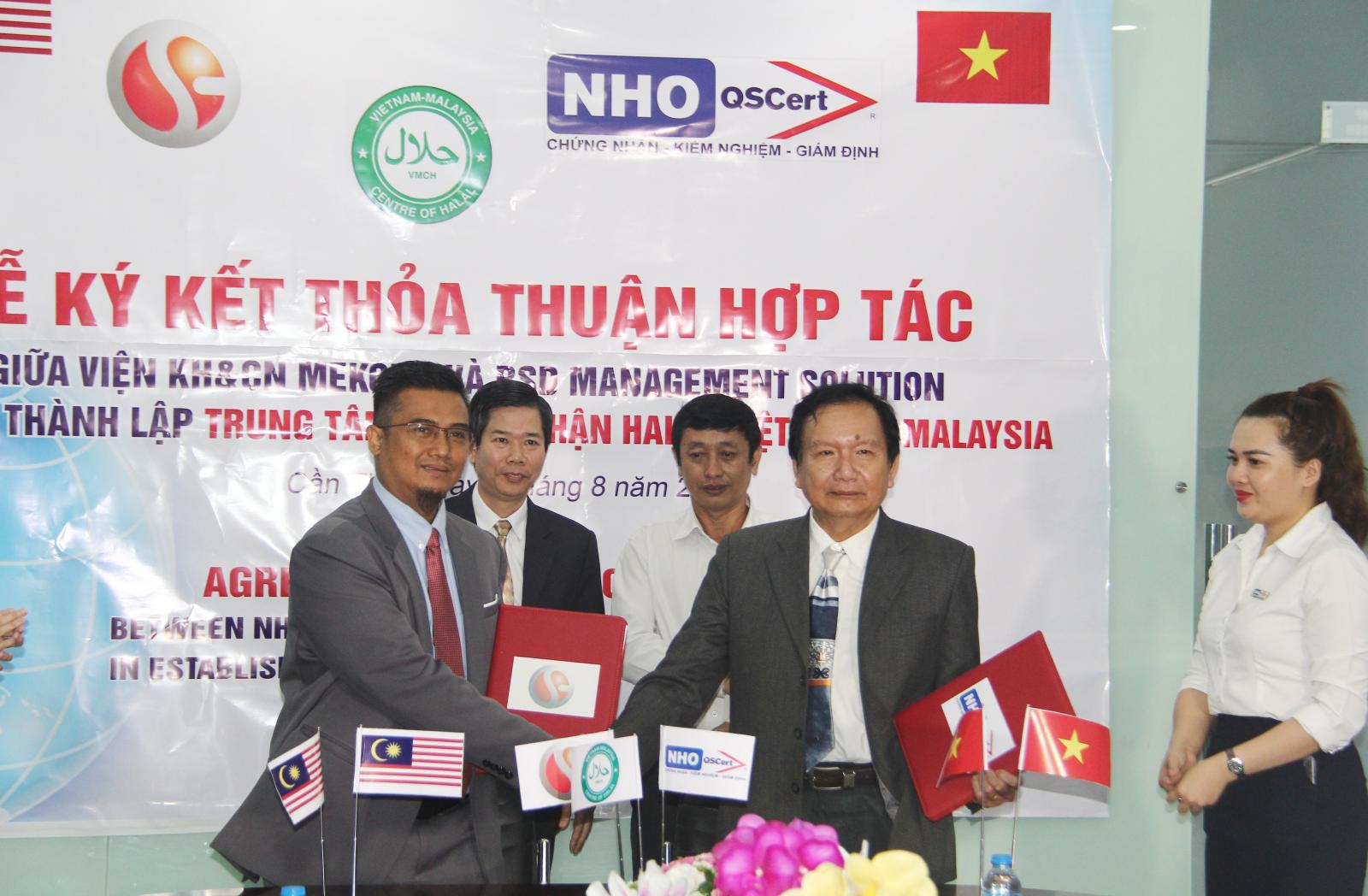 Ký hợp tác giữa Đại diện Viện KH&CN Mekong Cần Thơ Ts. Lê Văn Bảnh và địa diện RSD Management Solution, ông Nor Helmy Mustapha